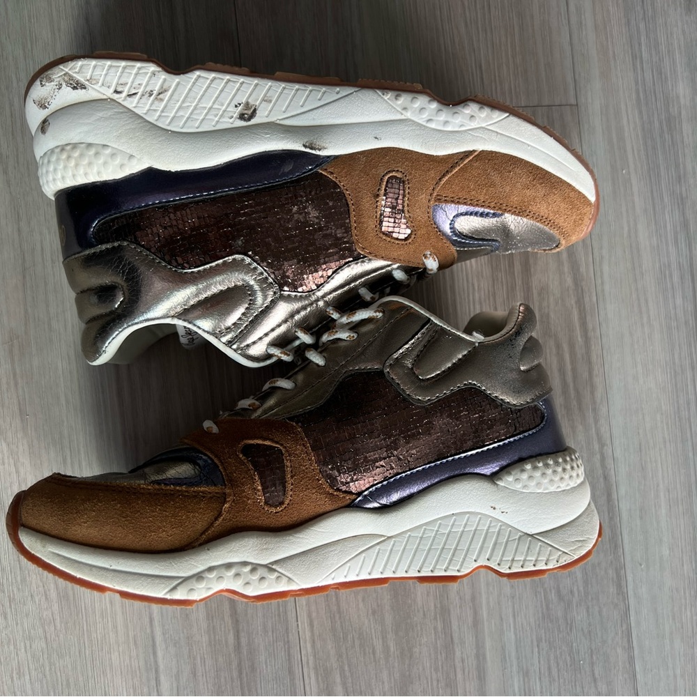 Sport shoes size 6